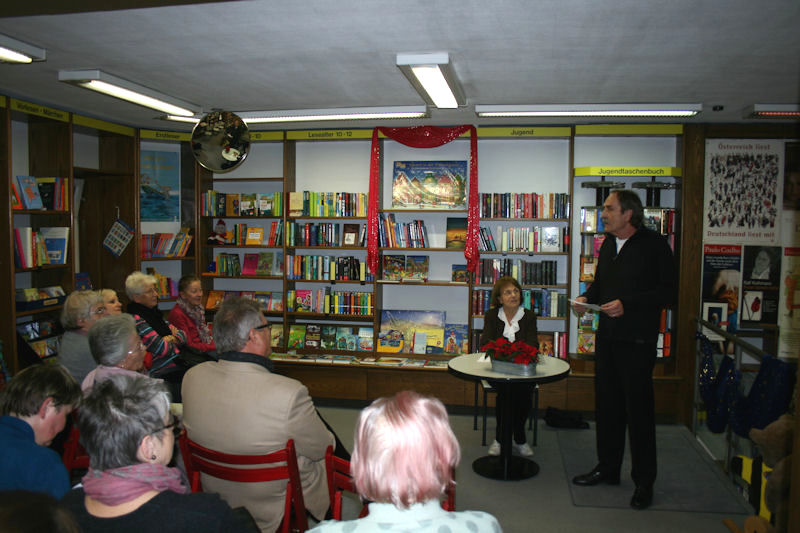 Herr Hauber, der Chef der Buchhandlung Wagner, begrüßt die Autorin Sigird Ramge.