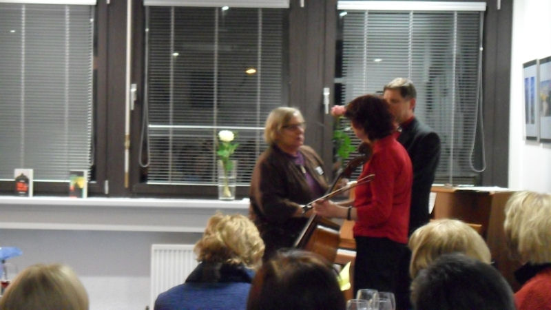 Bibliotheksleiterin Inge Westermayer begrüßt die Autorin Sigrid Ramge und die Musiker Bettina Schumacher (Cello) und George Kuchar (Klavier)
