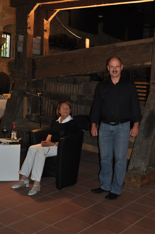 Thomas Herrmann, Vorsitzender des Förderkreises Weinbaumuseum Erlenbach-Binswangen, begrüßt das Publikum und die Autorin Sigrid Ramge.