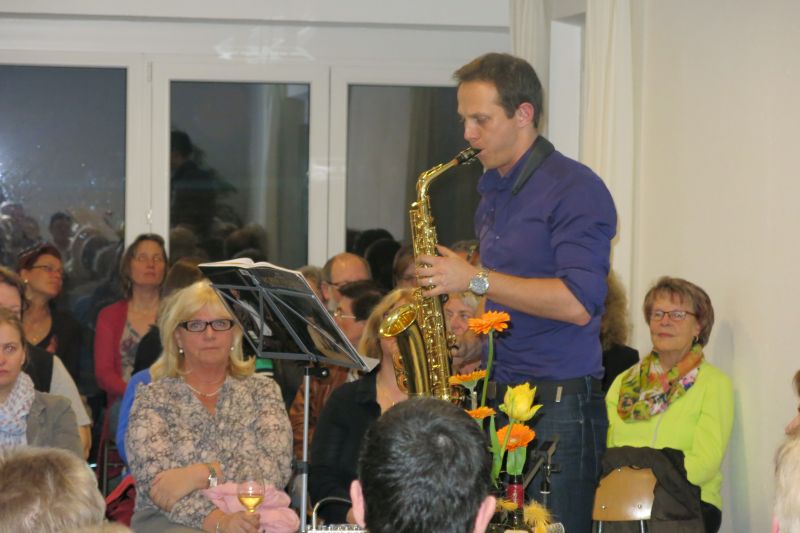 Frank Burkhard verzaubert das Publikum mit seinem Saxophon