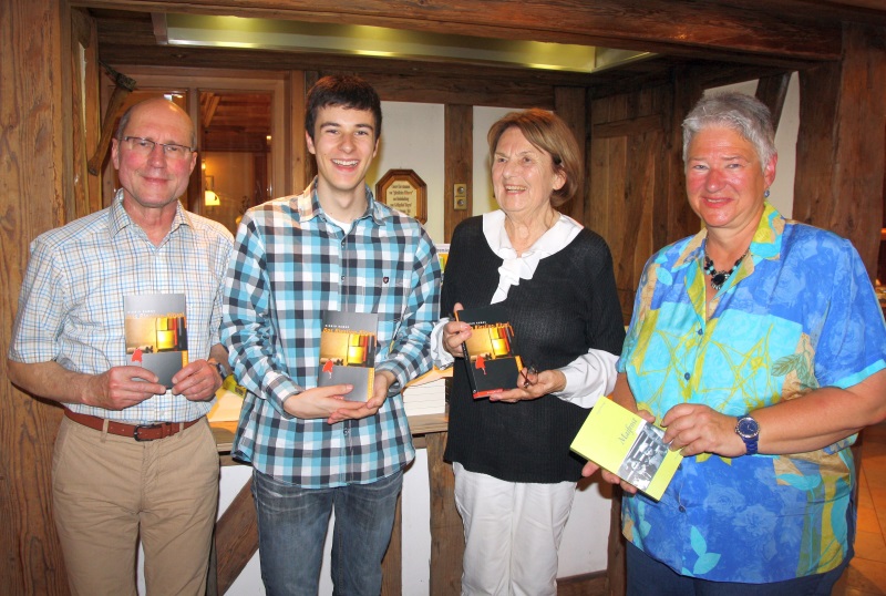 Buchhändler Hanspeter Burkard, Musiker Magnus Reichel, Autorin Sigrid Ramge und Stammgast Ingrid Menninger