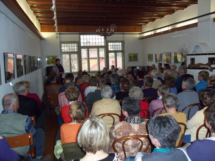 In der „Kleinen Galerie Gucke“, dem alten Rathaussaal in Bad Köstritz, werden die  Plätze knapp.