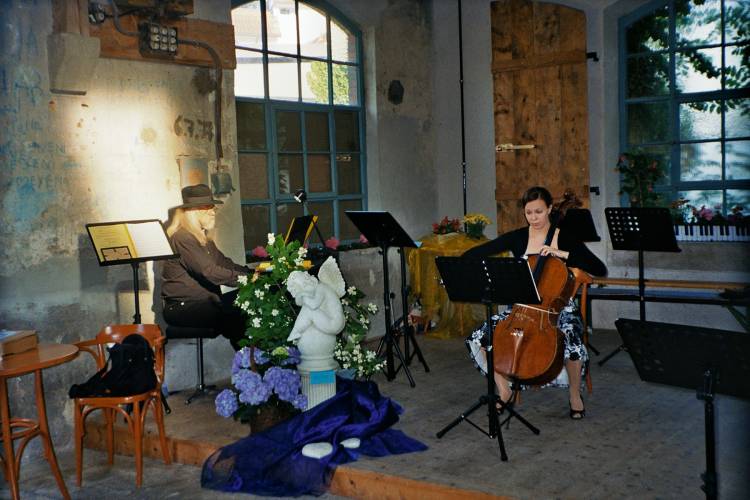 Chorleiter Franz Hanicz am Klavier und Csilla Szilvay am Cello.